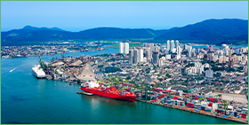 Focus Coface : Dans l'après COVID-19, les exportations latino-américaines vers la Chine devraient continuer à gagner du terrain au détriment des Etats-Unis. La photo montre un navire de transport rouge à quai dans le port de Santos, Sao Paulo, Brésil.